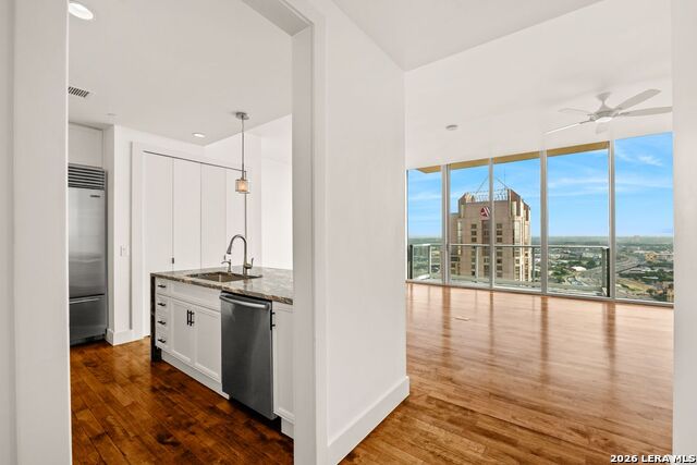 610 E Market Property Photo 6