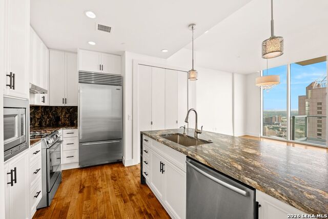 610 E Market Property Photo 8