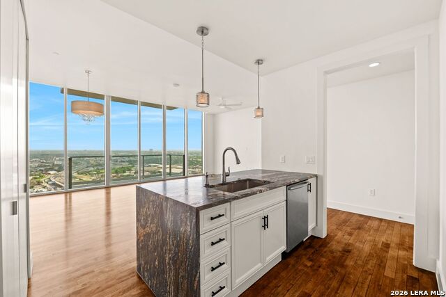610 E Market Property Photo 10