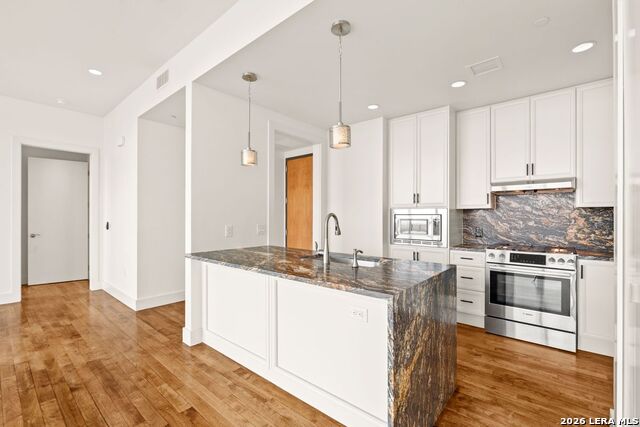 610 E Market Property Photo 11