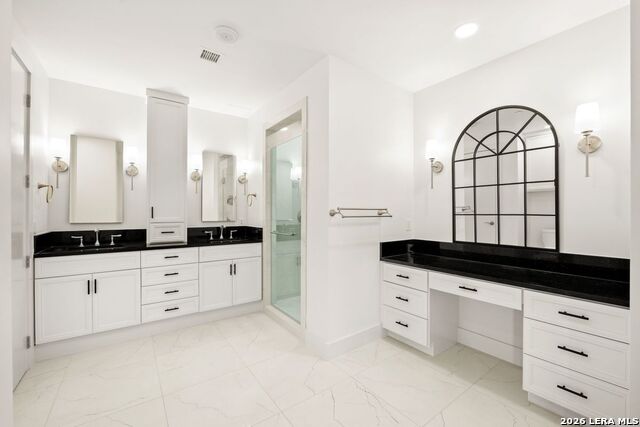 610 E Market Property Photo 12