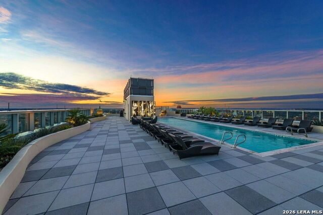 610 E Market Property Photo 18