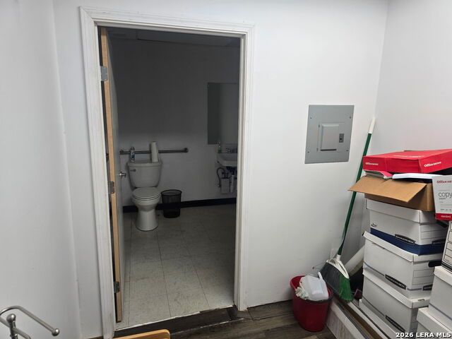 2710 W Commerce St Property Photo 8