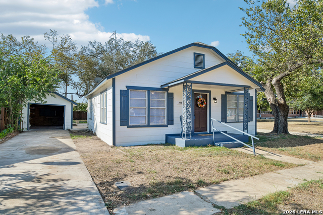 306 E Bowie St Property Photo 4