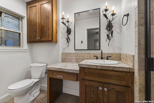 121 Kenwood Ave Property Photo 26
