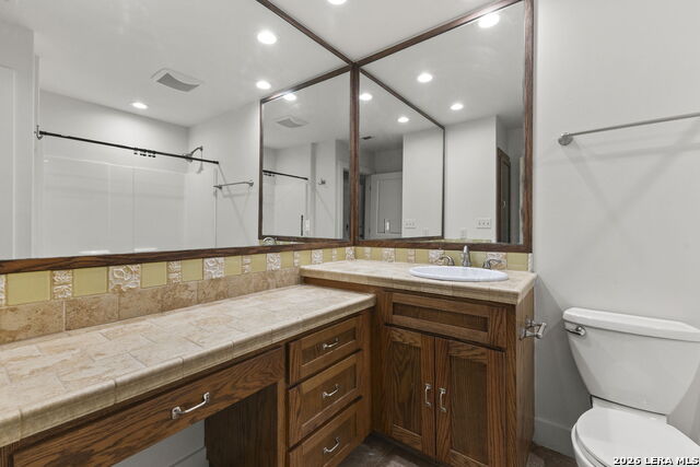 121 Kenwood Ave Property Photo 29