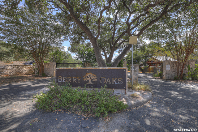 257 Berry Oaks Dr Property Photo 2