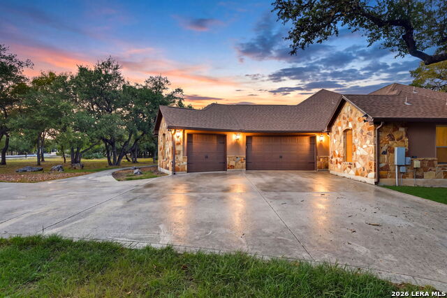 560 Saxet Trl Property Photo 3