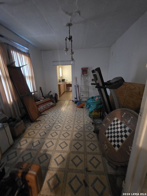 1127 S Jewett Property Photo 3