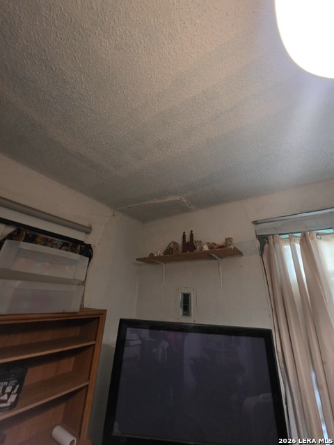 1127 S Jewett Property Photo 4