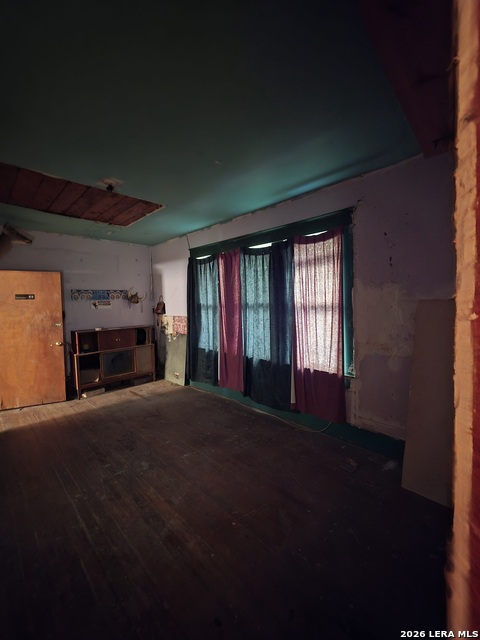 1127 S Jewett Property Photo 6