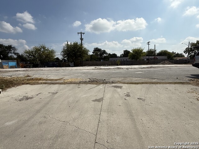 118 New Laredo Hwy Property Photo 3