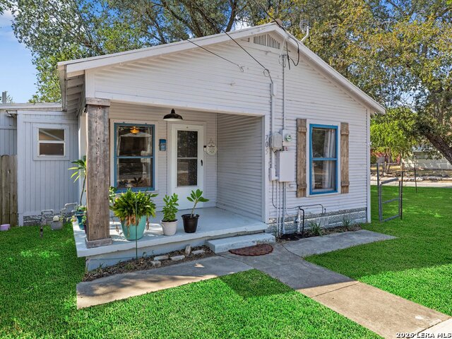 705 E MOUNTAIN ST Property Photo 1