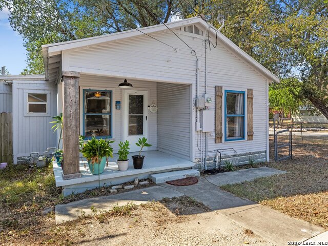 705 E Mountain St Property Photo 18