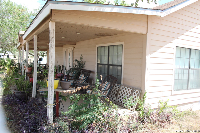 272 Jourdanton Property Photo 3