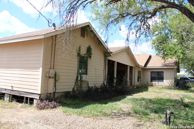 272 Jourdanton Property Photo 4