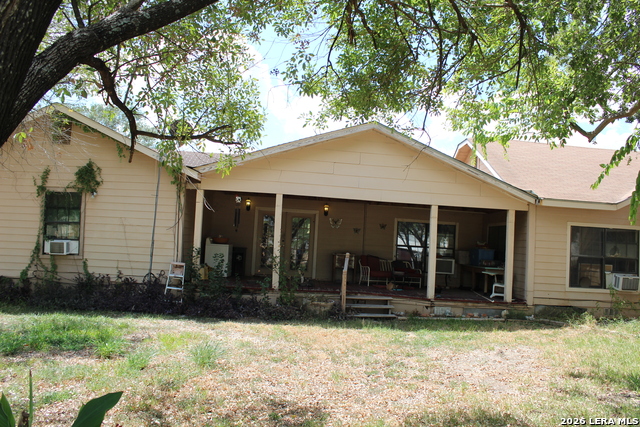 272 Jourdanton Property Photo 5