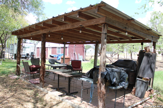 272 Jourdanton Property Photo 6