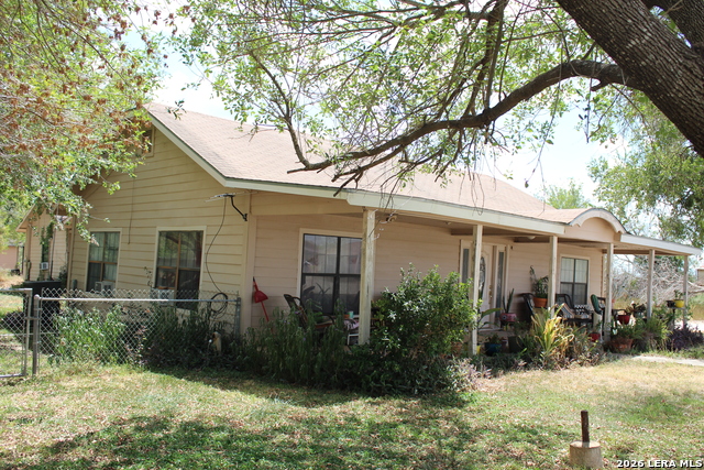272 Jourdanton Property Photo 7
