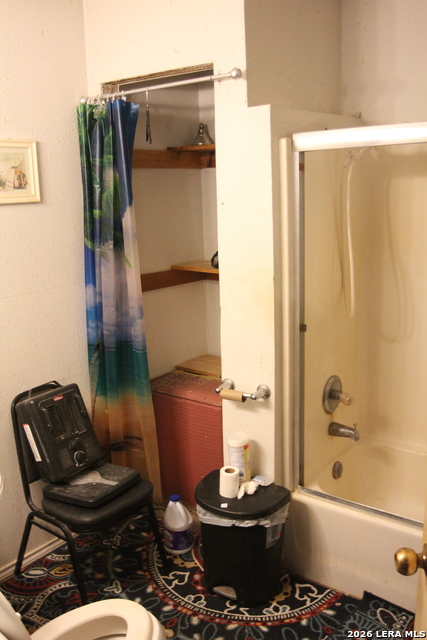 272 Jourdanton Property Photo 8