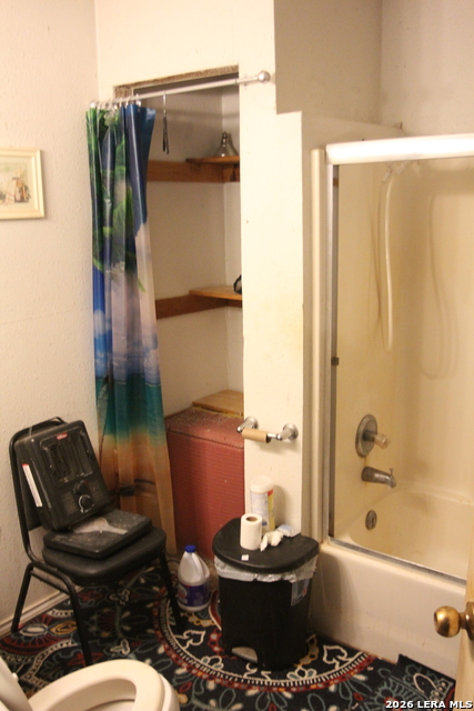 272 Jourdanton Property Photo 9