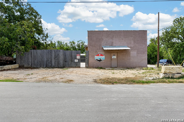 295 N Krueger Ave Property Photo 4