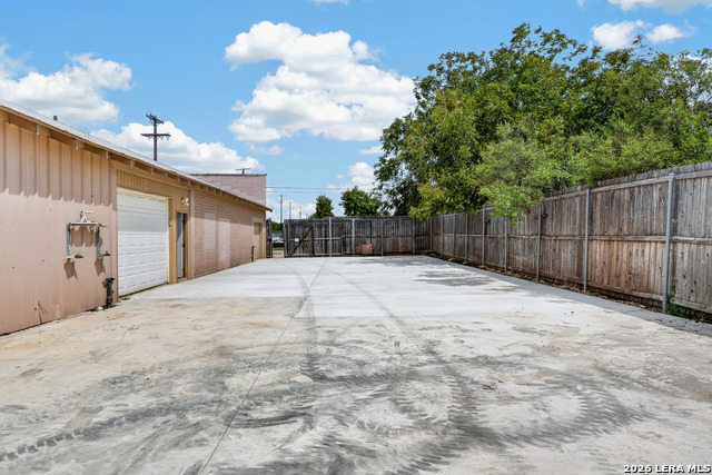 295 N Krueger Ave Property Photo 8