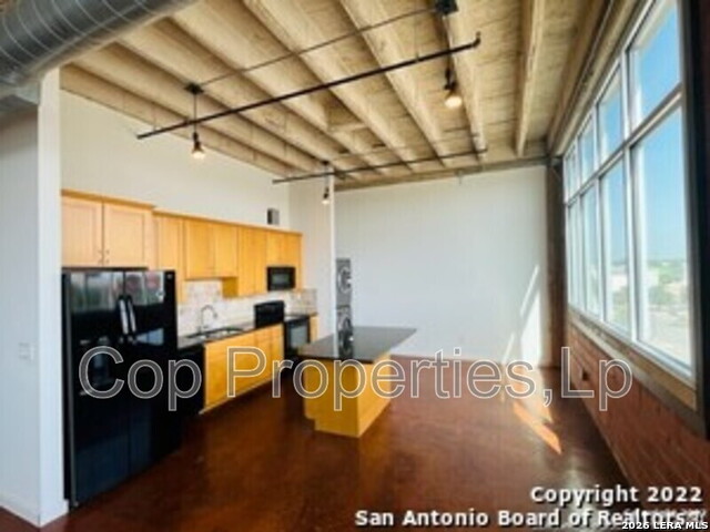 1331 S Flores St Property Photo 4