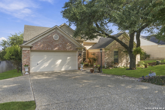 927 Lightstone Dr Property Photo 2