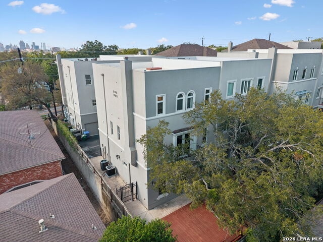 225 E Mulberry Property Photo 3