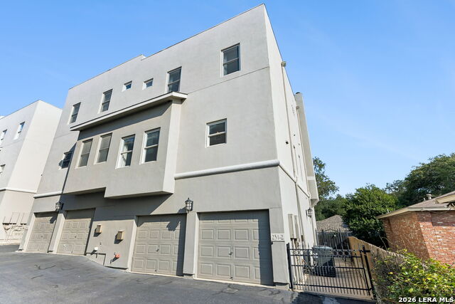 225 E Mulberry Property Photo 4