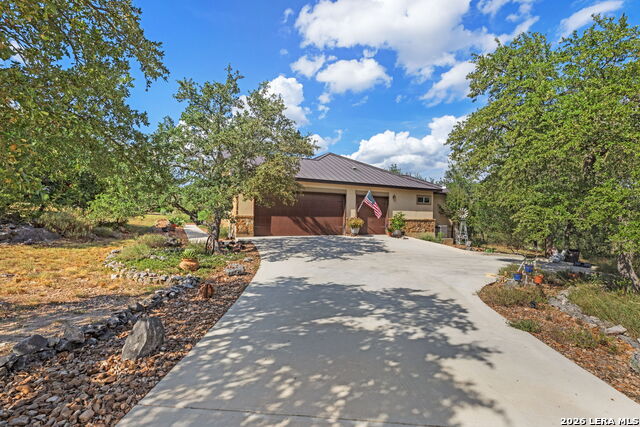 611 Shady Hollow Property Photo 2