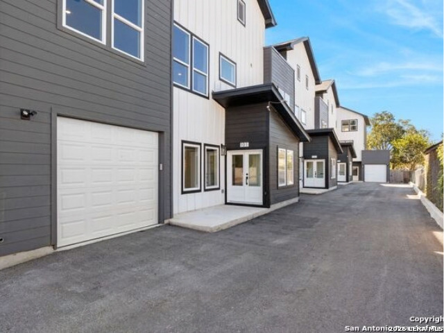 106 Bank St Property Photo 1