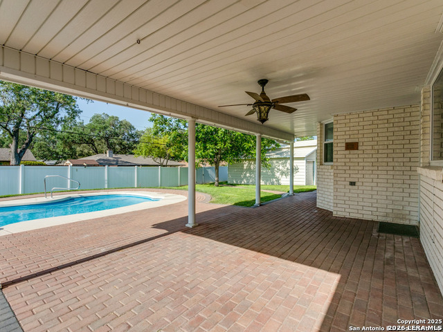 610 Fawndale Ln Property Photo 4