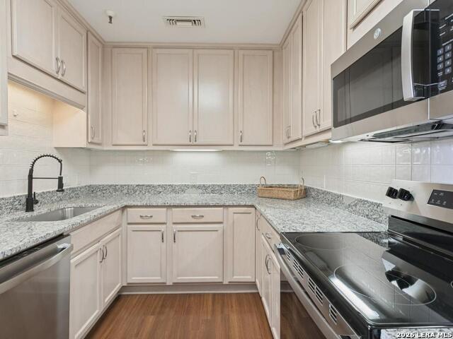 1 Towers Park Ln Property Photo 5