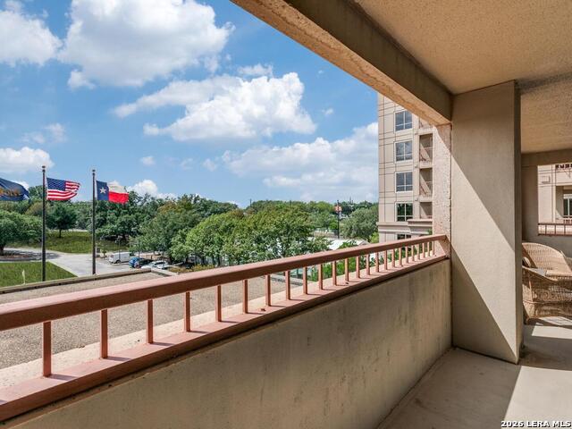 1 Towers Park Ln Property Photo 15