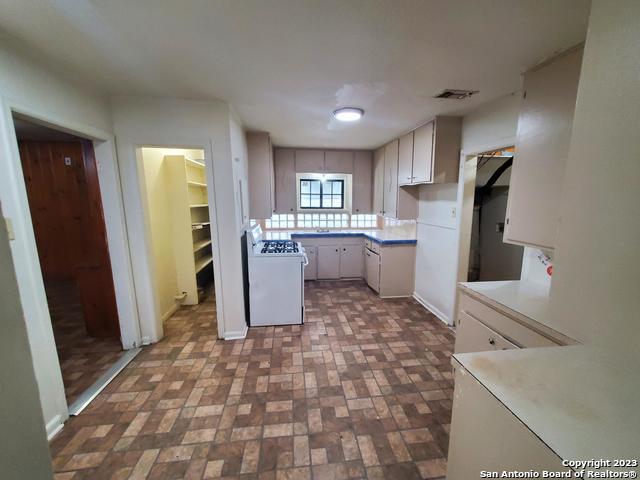 862 Clower Property Photo 6