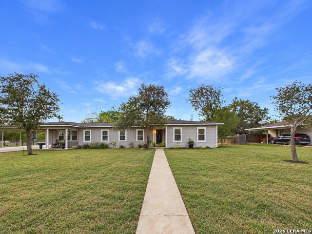 112 Live Oak Property Photo 1