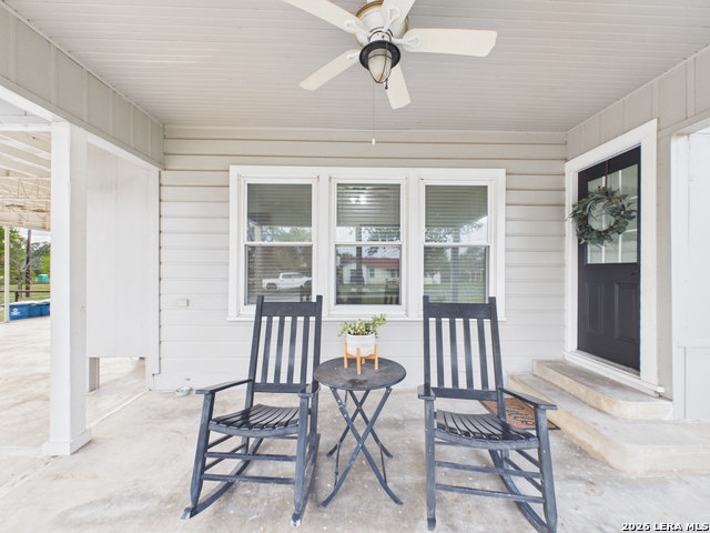 112 Live Oak Property Photo 2