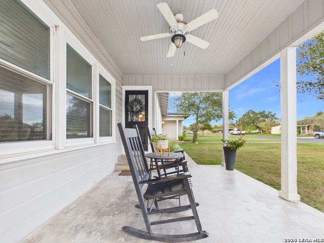 112 Live Oak Property Photo 3
