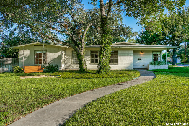 327 Calumet Pl Property Photo 2