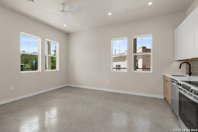 725 W Ashby Pl Property Photo 6