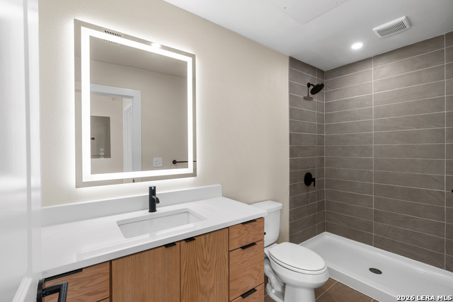 725 W Ashby Pl Property Photo 8