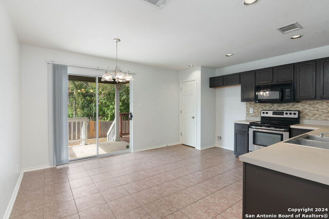 1047 Daffodil Way Property Photo 8