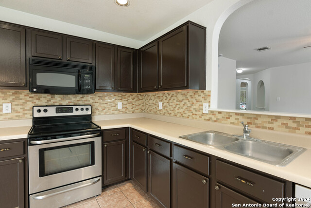 1047 Daffodil Way Property Photo 9