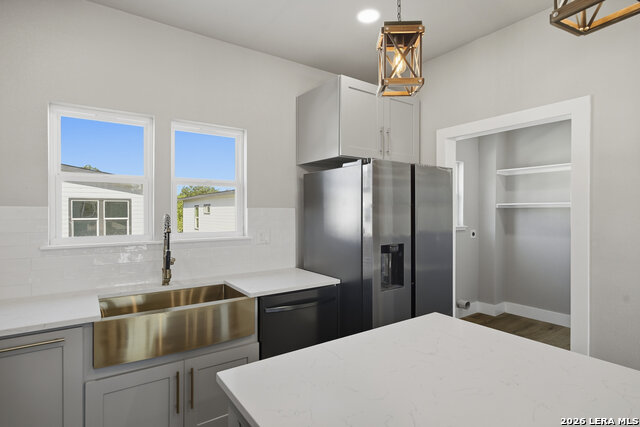 1823 Burnet St Property Photo 4