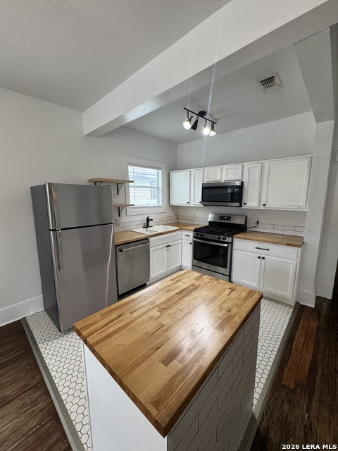1323 Burnet St Property Photo 7
