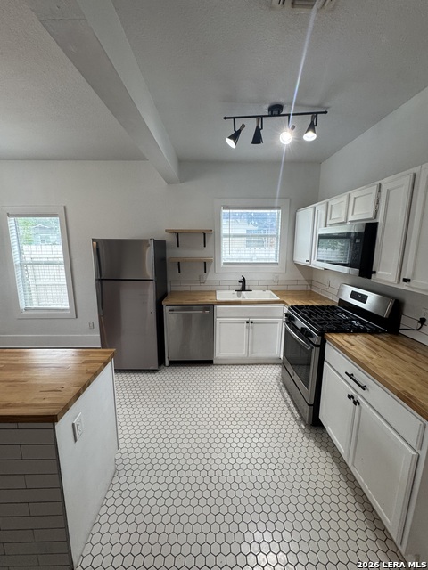 1323 Burnet St Property Photo 8