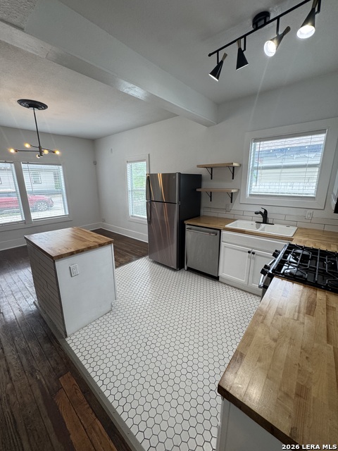 1323 Burnet St Property Photo 9