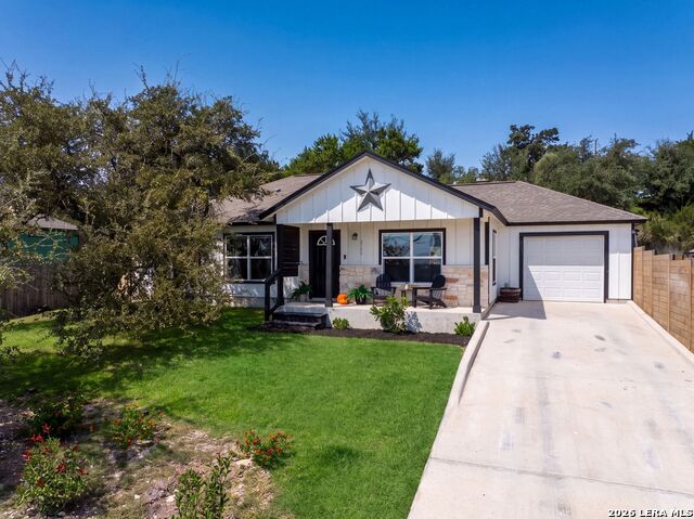 2599 Golf Dr Property Photo 1